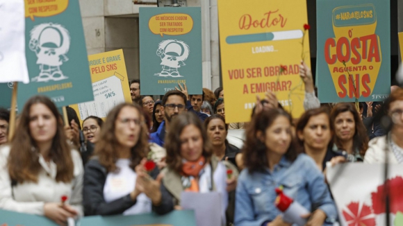 Sindicatos médicos propõem 35 horas semanais e aumento salarial de 30%