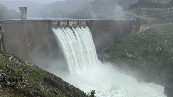 Chuva forte obriga a descargas recorrentes na Barragem da Caniçada