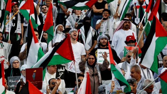 Manifestações pró-Palestina juntam milhares de pessoas em várias cidades do mundo