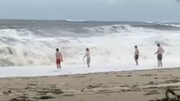 Em plena tempestade jovens tentar entrar no mar em Esposende