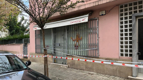 Proteção Civil de Matosinhos encerra café em prédio com teto a ruir devido ao mau tempo