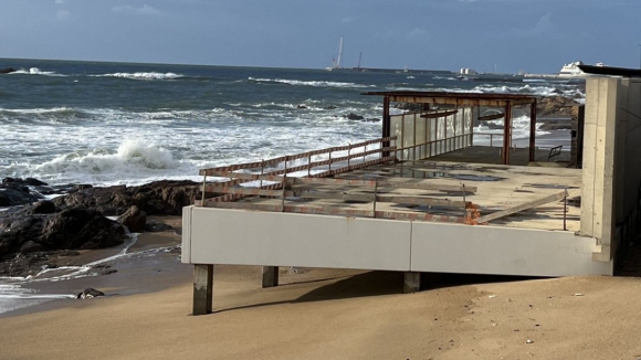 Obra na praia do Ourigo não avança desde 2021. Qual o futuro do edifício “abandonado”?