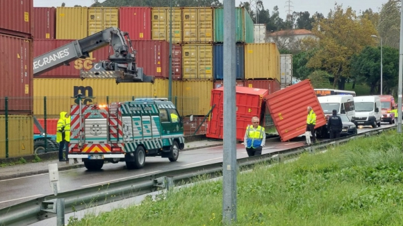 Contentores do Porto de Leixões atingem carro e condicionam o trânsito 