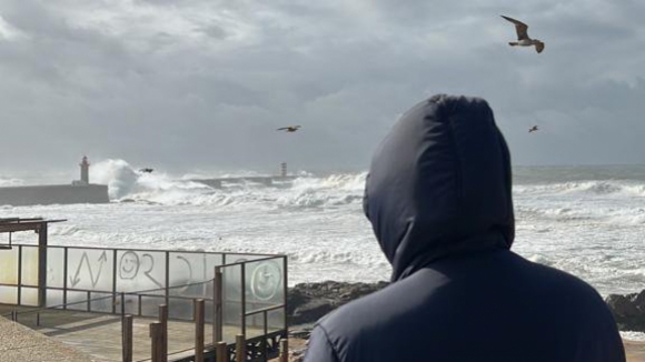 Previsão de ondas com 15 metros obriga a corte da marginal do Douro. Veja as imagens