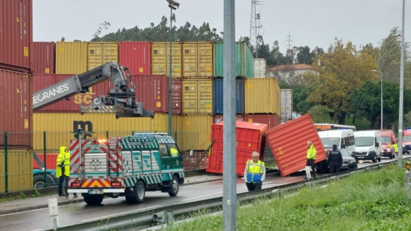 Administração do Porto de Leixões vai investigar incidente que provocou a queda de dois contentores 