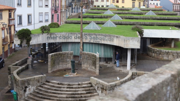 Notícia Porto Canal. Câmara do Porto avança para demolição do Mercado de São Sebastião na Sé
