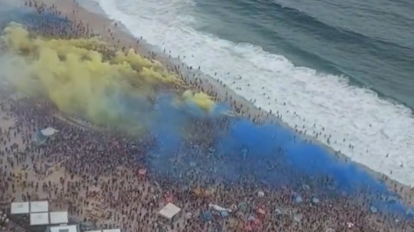 Mar de adeptos do Boca Juniors vai pintando praias do Rio de Janeiro, na véspera da final da Libertadores