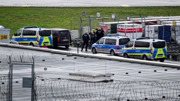 Aeroporto de Hamburgo continua fechado após homem armado ter entrado nas instalações