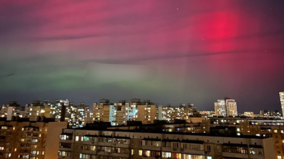 Auroras boreais vermelhas iluminam os céus da Europa e da América