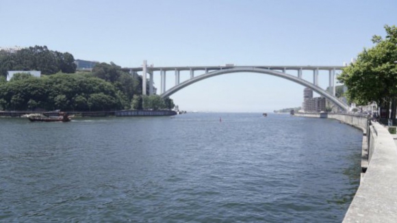 Longas filas de trânsito na cidade do Porto. Acidente condiciona trânsito na Ponte da Arrábida