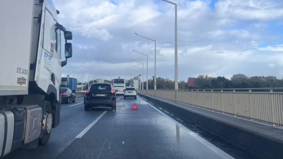 Carro avariado provoca o caos no trânsito no Porto