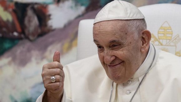 Papa Francisco autoriza batismo para transexuais
