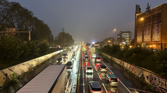 Trânsito condicionado na Avenida AEP e lento na Ponte da Arrábida