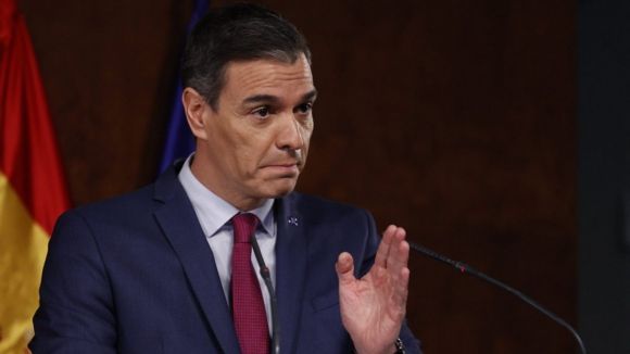 Pedro Sánchez envia abraço a António Costa e manifesta apoio ao PS