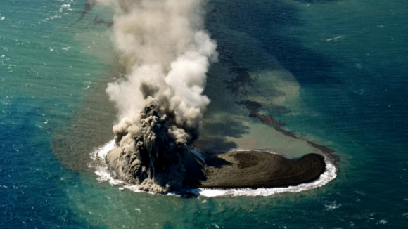 Vulcão submerso está a formar uma nova ilha no Japão