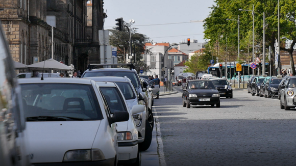 Multas de estacionamento emitidas aumentaram no Porto, mas taxa de pagamento diminuiu 