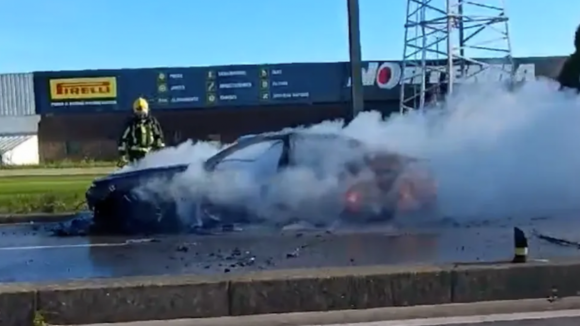 Carro consumido pelas chamas obrigou a interrupção do metro na Maia