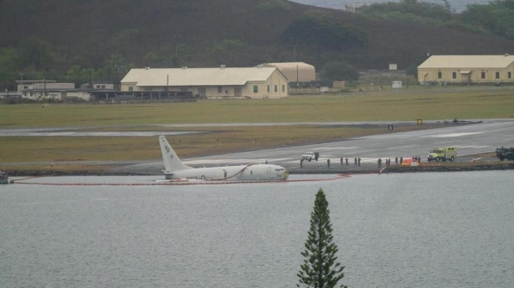 Avião da Marinha dos EUA cai à água no Havai após falhar aterragem 