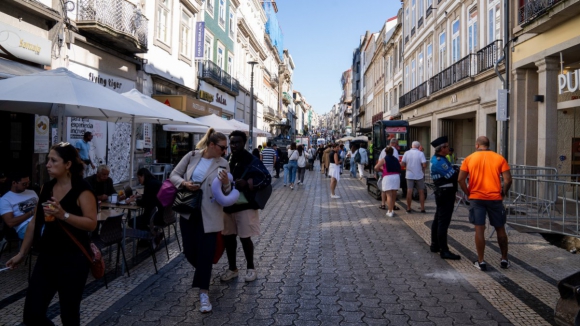 Animadores de rua e lojistas do Porto esperam que novo regulamento apazigue tensões