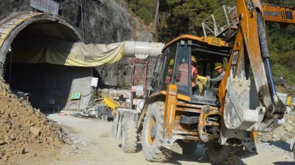 Militares indianos preparam-se para escavar à mão túnel para tirar trabalhadores presos