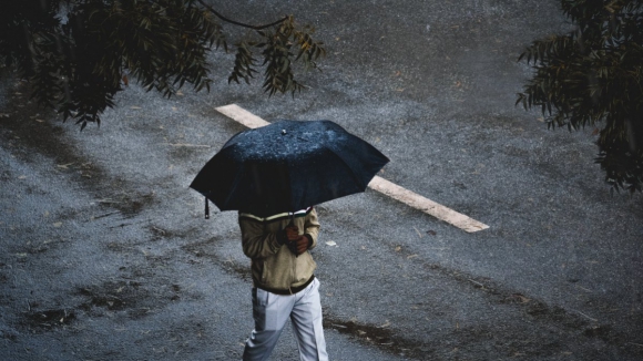 Prepare o guarda-chuva. Esta semana será marcada pelo regresso da chuva e subida de temperaturas