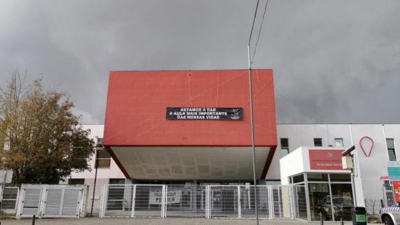 Ministério acusa diretora de escola em Gondomar de violar lealdade com tarja polémica