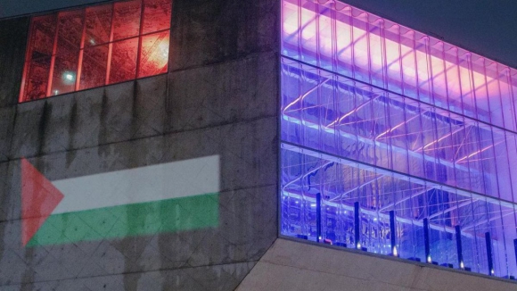 Casa da Música do Porto com imagem da bandeira da Palestina projetada durante a noite