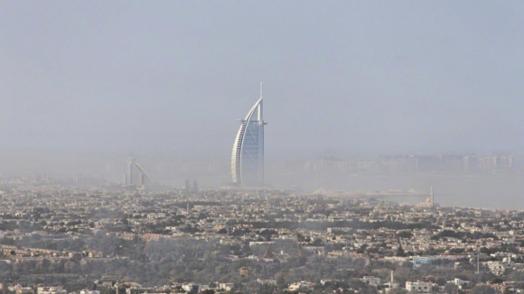 Conferência mundial sobre alterações climáticas no Dubai coberta por nuvem de poluição