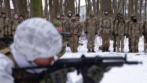 Rússia acusada de executar soldados ucranianos que queriam render-se