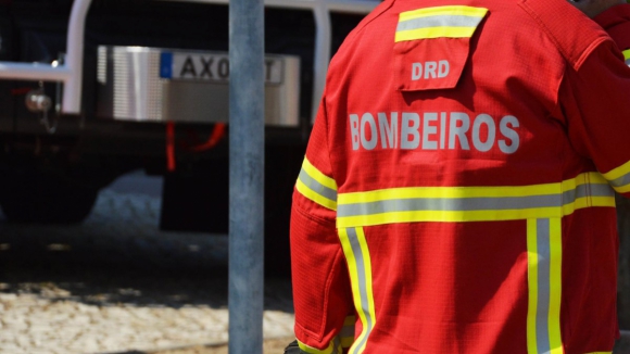 Mãe e filho transportados ao hospital após incêndio destruir casa em Braga