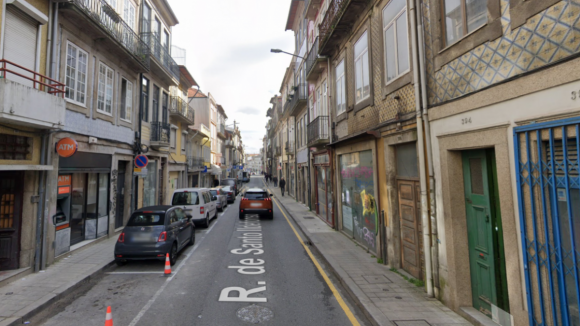 Derrocada parcial de edifício em obras no centro histórico do Porto