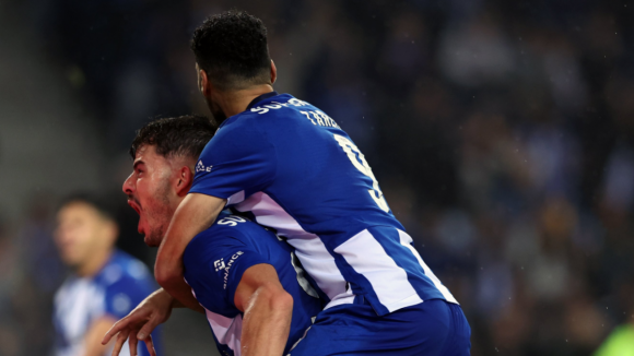 FC Porto: Zé Pedro nas alturas dilata a vantagem para os 'Dragões' frente ao Casa Pia