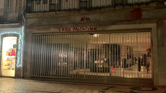 Ativistas pró-Palestina picham fachada da Zara no Porto