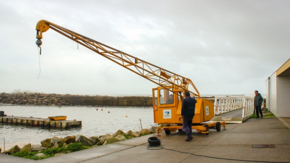 Porto de Vila Praia de Âncora recebe grua móvel "para os pescadores terem condições de segurança"