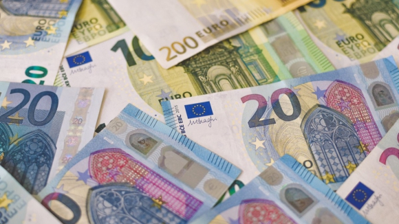 Euro valoriza ligeiramente face ao dólar