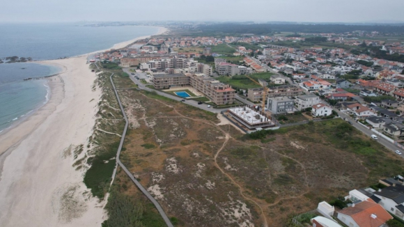 Ministério Público quer "nulidade do licenciamento" de prédio de luxo em cima das dunas