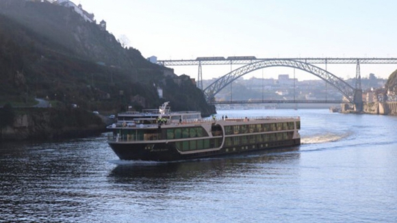 Já está no Douro novo navio-hotel construído em Viana