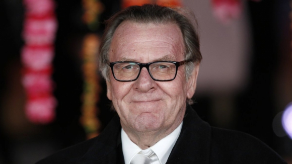 Morreu Tom Wilkinson, ator de A Paixão de Shakespeare e Grand Budapest Hotel