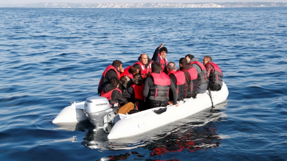 30.000 migrantes atravessaram o Canal da Mancha ilegalmente em barcos improvisados em 2023