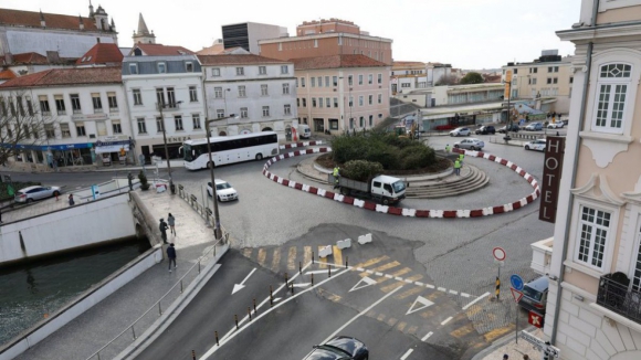 “Apenas desfrutável mediante pagamento”. BE critica Câmara de Aveiro por escultura abaixo da 'ponte-praça'