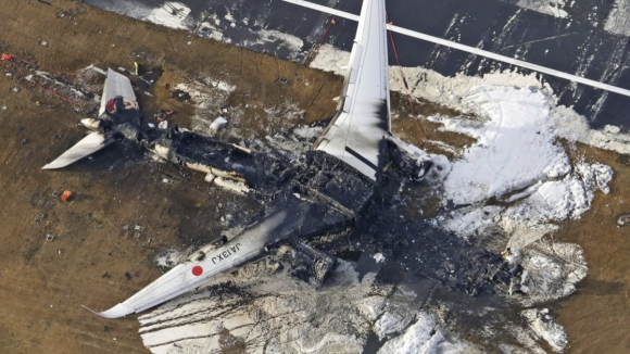 As primeiras imagens à luz do dia do avião que explodiu no Japão