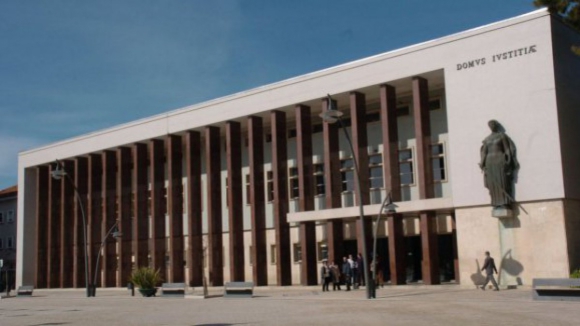 Sete arguidos do caso &ldquo;Teia Dourada" condenados a pris&atilde;o no Tribunal de Aveiro