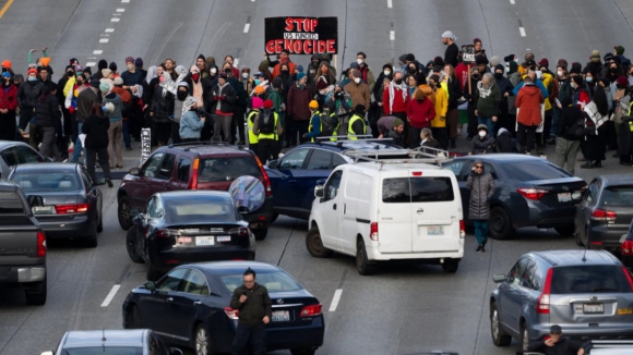 "Parem o genocídio". Manifestantes bloqueiam autoestrada em Seattle para pedir cessar-fogo em Gaza