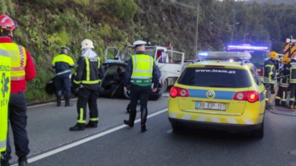 Seis pessoas encarceradas em colisão na Estrada Nacional 108 em Melres, Gondomar