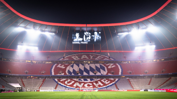 As imagens do emocionante momento em que Bayern de Munique recorda Beckenbauer