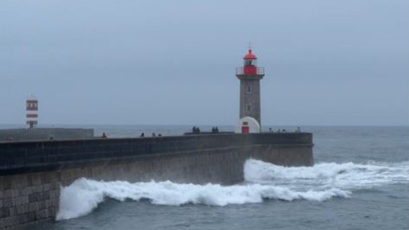 Porto sob aviso amarelo devido à chuva forte e agitação marítima