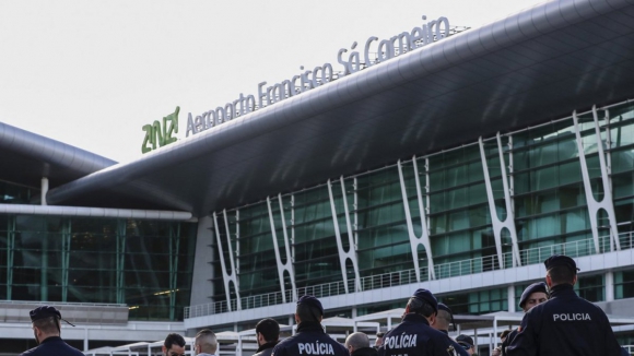 Passageira apanhada com 14 kg de cocaína no aeroporto Francisco Sá Carneiro