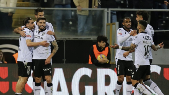 Vitória de Guimarães iguala Braga após derrotar Amadora