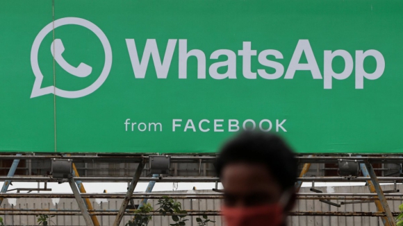 “Scroll, Logo Existo”. Estudo alerta para riscos de dependência do WhatsApp