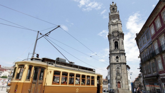 Atraso do rel&oacute;gio da Torre dos Cl&eacute;rigos passou despercebido aos portuenses?